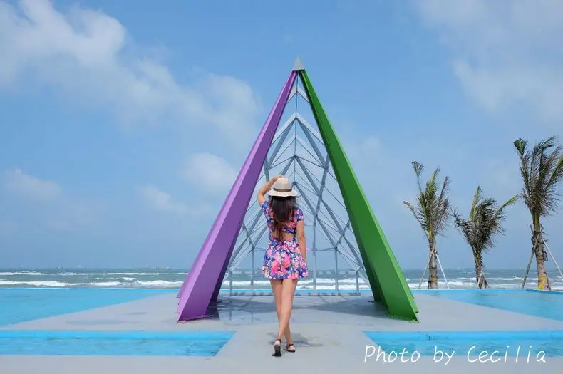 【高雄。旗津區】港都高雄又一新亮點！旗津貝殼館變身成為海天一色『彩虹教堂』，這眼前景象美的讓人狂按快門啊。