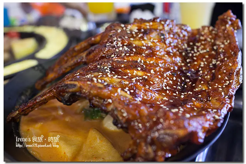 【台中】韓國地鐵主題餐廳/超狂的熊掌拉麵以及長達120cm的巨無霸燒肉．打啵G