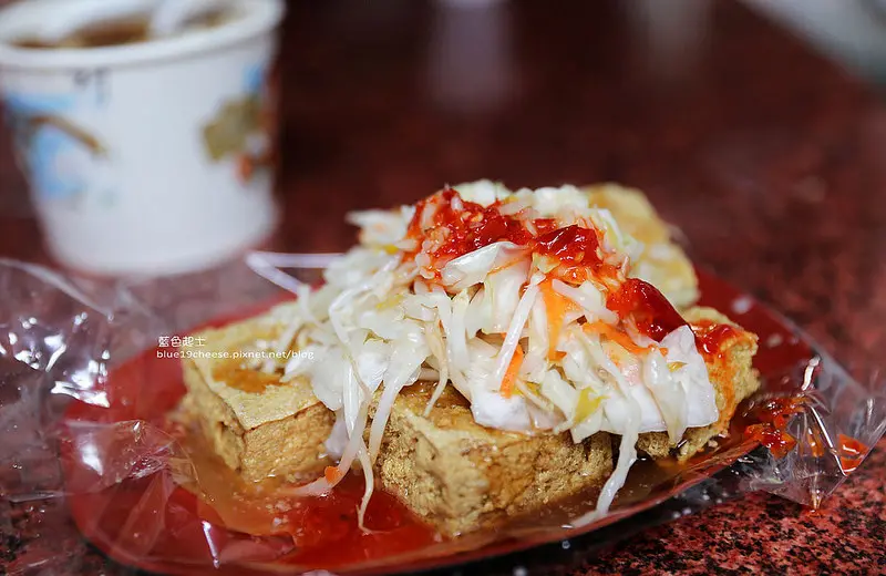 【南投中興新村】南京老戴脆皮臭豆腐-中興在地推薦隱藏版美食.臭豆腐和豆花.還有週日限定麻辣鴨血臭豆腐.提供免費熱湯飲料.只營業星期五六日.光復國小對面.光明市場內