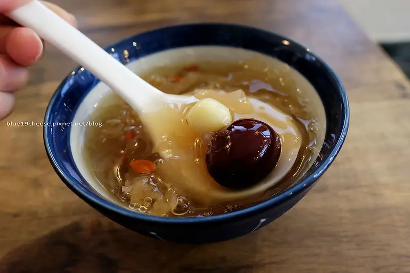 【台中西區】回家吃甜甜-巷弄美食.隱身民宅.店狗瑪莉和太陽.蓮子銀耳.蓮子銀耳.紫米薑味地瓜.磅蛋糕.柑仔店.還有咖哩飯和飯糰子及需先預訂的定食.台中推薦家庭溫度甜湯.廣三sogo商圈