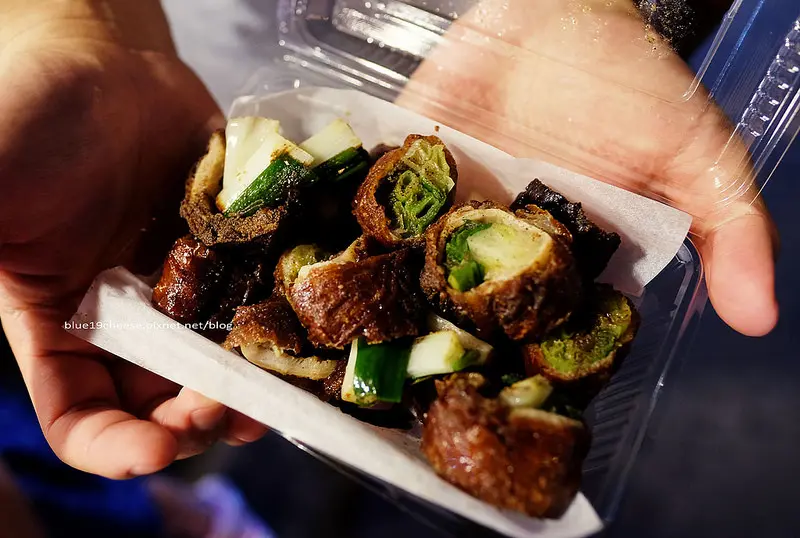 【屏東恆春】張家碳烤-炸過再烤的香酥肥腸.過癮的街邊小吃.墾丁大街尾端美食.曼波泰式料理餐廳對面