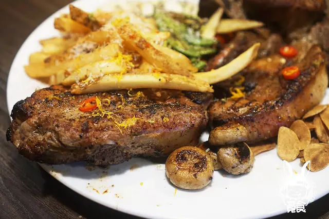 【洋食】台北中山 One of Two 二分之一廚房 手作義大利麵極致美味 超大戰斧豬排鮮嫩多汁 CP值超高必吃推薦