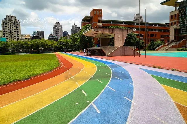 [ 台中⊙南屯]惠文國小。繽紛色系彩虹跑道。