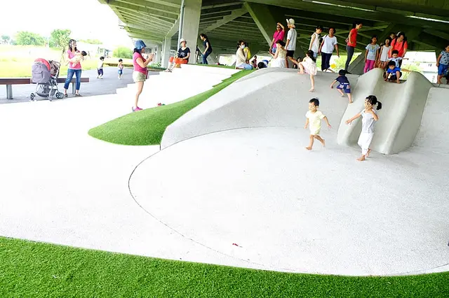 [宜蘭]無論晴天雨天怎麼溜都好玩！雨天親子景點～冬山火車站石頭溜滑梯