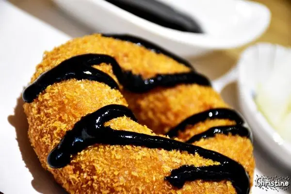 【台南。美食】 中西區  / 大丸家，手作酥脆炸雞甜甜圈，招牌黑醬，簡約日式風格咖哩飯，可外帶