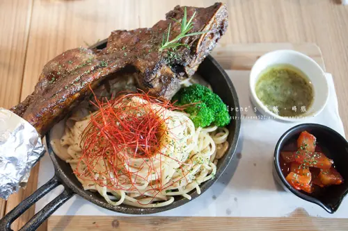 【桃園】林口長庚美食/創意料理的平價美食/點滴袋中裝的是飲品．Jo Jo yum小舅舅