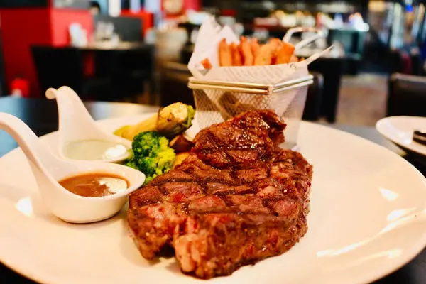 【大安｜Osteak法式牛排餐館】浪漫的法式巴黎小酒館，醉愛菲力牛排，道道法國經典，在台北感受異國風情(內附菜單)