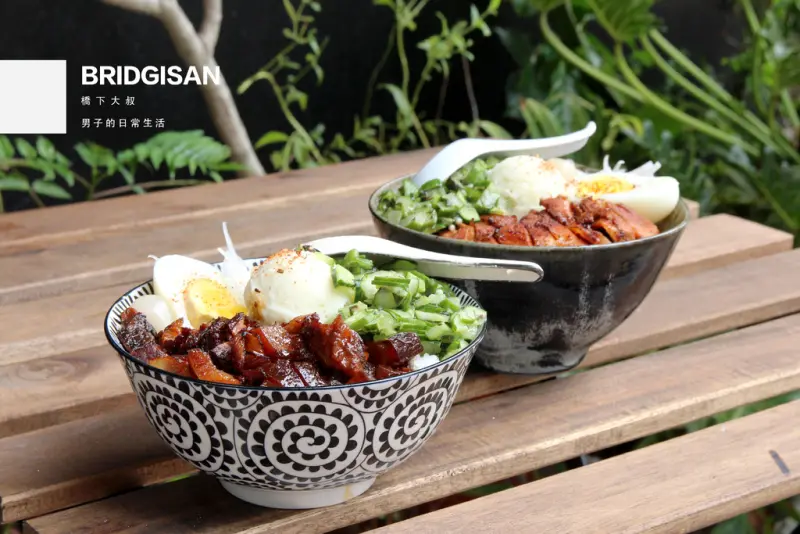 【男子的日常生活】橋下大叔 BRIDGISAN，來到橋底下，只為了想吃大叔賣得直火紅燒五花肉飯。華山/三創/新生高架橋