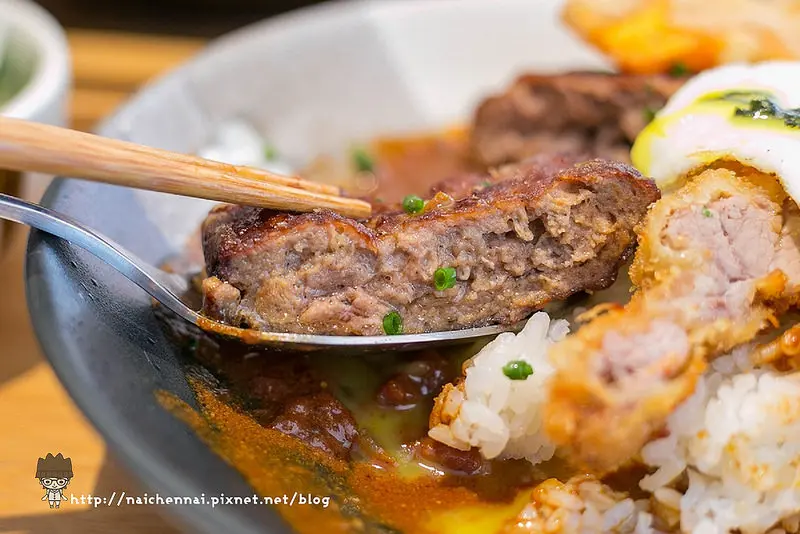在珈琲廳裡吃美味厚實漢堡肉的咖哩飯。熨斗目花珈琲-cafe WUDAO