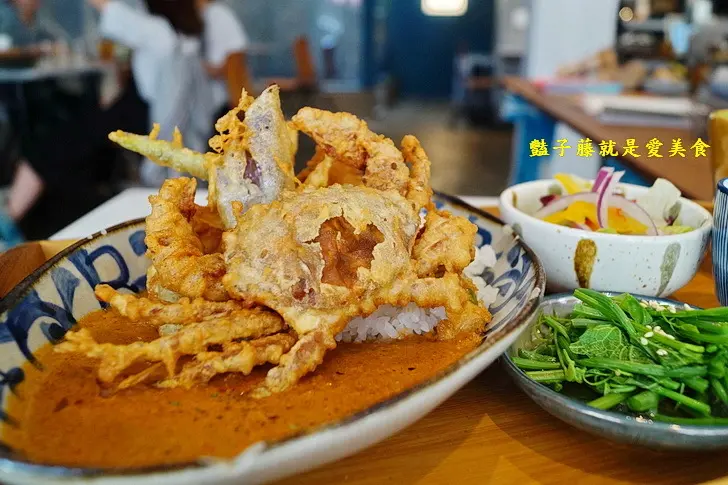 【熨斗目花珈琲珈哩】台南老宅美食.百年老街新美街老屋甜點咖啡.印度咖哩軟殼蟹.鹹派的美味讓人想念／豔子藤