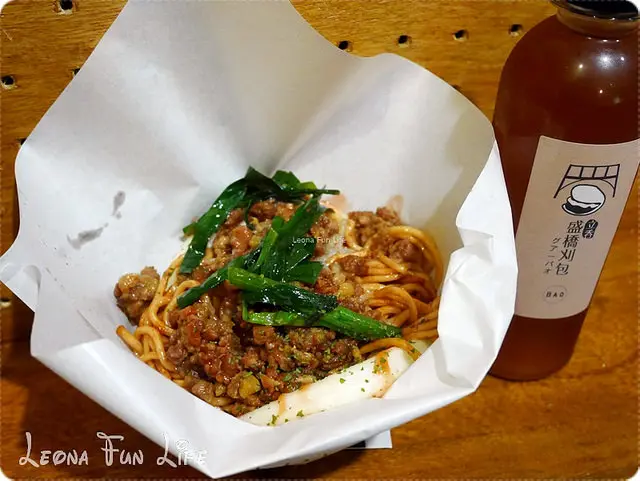 台中 中區|盛橋刈包。日式炒麵麵包的創意搭配台中傳統的東泉辣醬，搭配一甲子老店冬瓜茶|進來涼冬瓜茶