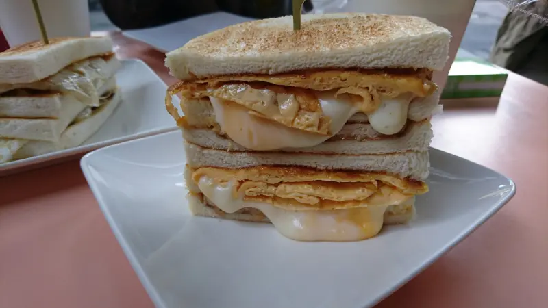 【台北】中山區熱門美食，就算早起排隊，也要吃到的爆蛋起司炭烤吐司!! 起司瀑布流下來了!!『可蜜達Comida炭烤吐司』