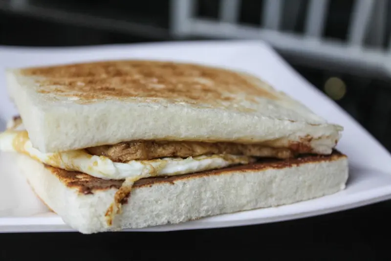 [台北美食] 可蜜達炭烤吐司Comida。鬼椒起司肉蛋吐司爆漿半熟蛋誘人至極，不可錯過季節限量檸香馬告雞滑蛋吐司 // 捷運雙連站