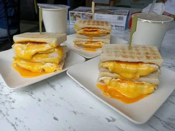 "台北美食"好吃牽絲の起司早餐推薦<<可蜜達Comida林森店>>