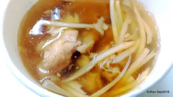 (台北捷運板南線忠孝復興站周邊美食)「香菇肉羹魯肉飯」--- 香傳30年的老字號美味