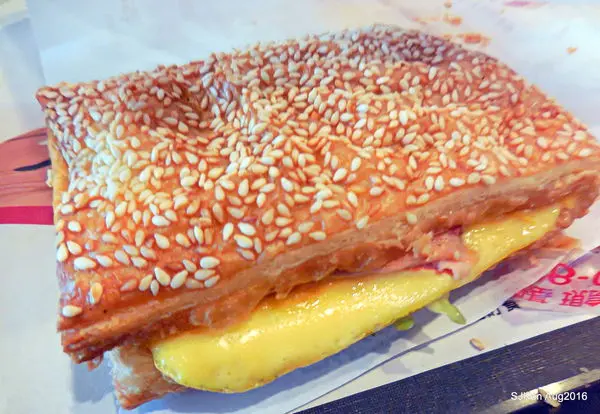 肯德基早餐「總匯歐姆蛋燒餅套餐」--- 外酥內軟豐富多層次好滋味! 