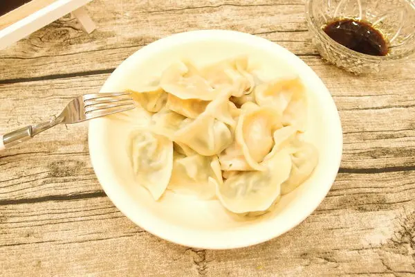 [ 特稿 ] 【阿霞手工冷凍水餃】★當天溫體黑豬後腿肉★韭菜高麗菜「超有感」美食！