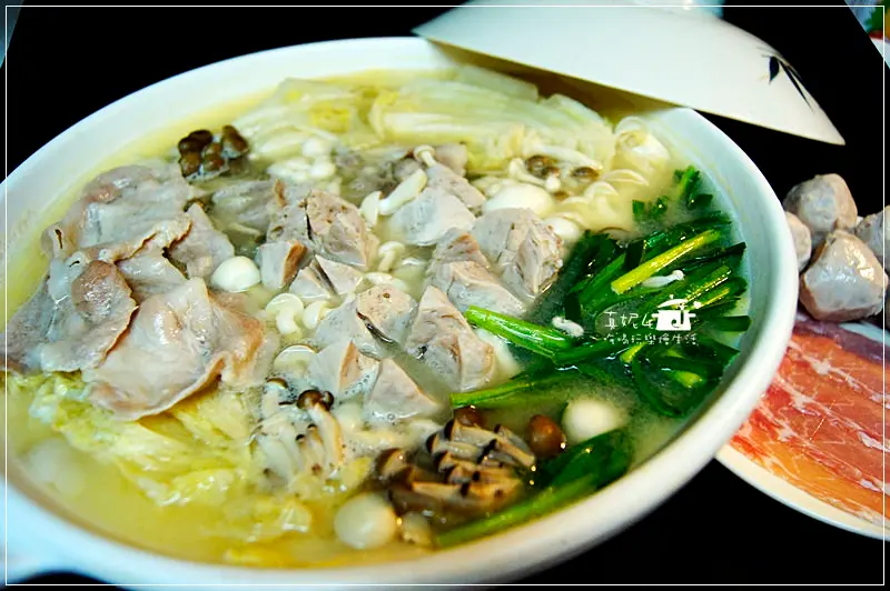 天涼除了火鍋還是想吃火鍋!!DIY黑豚味噌火鍋溫暖一家人的胃 By:RÒU by T-HAM 肉舖