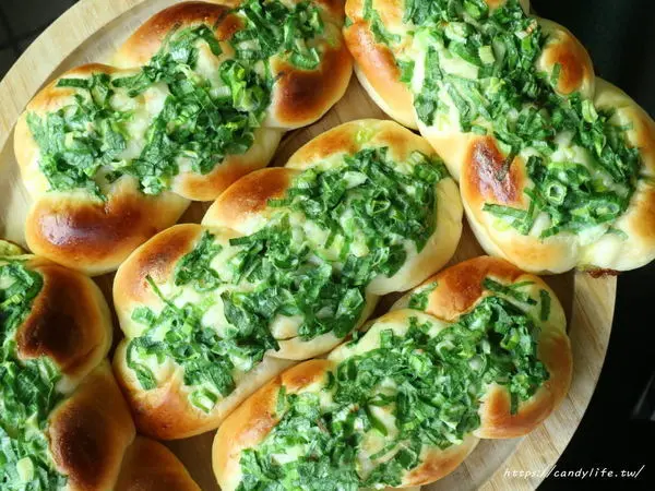 台中美食│一出爐就搶空，沒提前排隊買不到的台中藏阿胖-羅芙青蔥麵包開賣啦～        
      