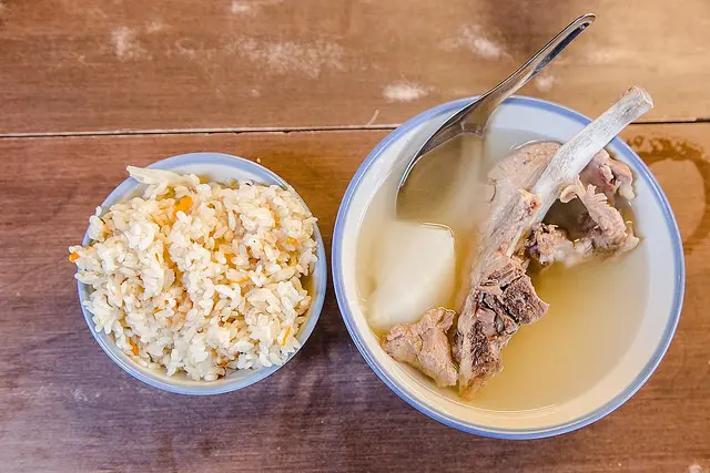 【台北捷運美食】【大橋頭站美食】台北橋下的好滋味:延三夜市-高麗菜飯.原汁排骨湯