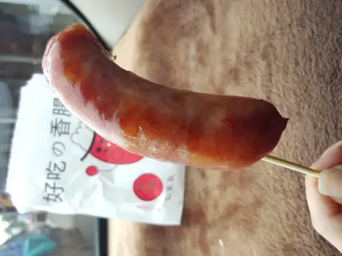 【食-苗栗竹南】吉佈德碳烤♥噴水香腸♡酸黃瓜香腸堡♥賣香腸賣到要開發票