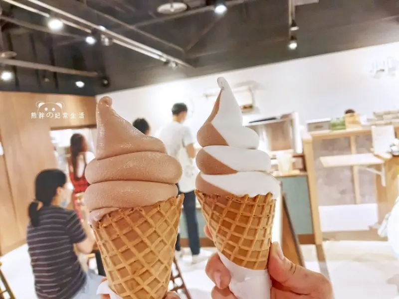 【台中西區】三時茶房-誠品分店│圓圓胖胖霜淇淋相當可愛│杏仁溫和不刺鼻......