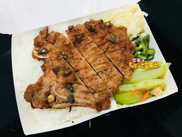 阿鄉排骨雞腿便當菜單價位大公開》令人難忘的絕頂古早味排骨飯～台中建國市場必吃美食小吃餐廳推薦。