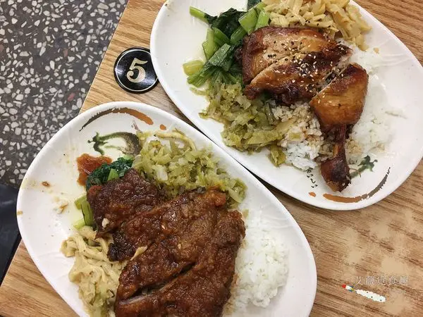 【台中南區】炸過再滷的排骨，鹹香的滷汁不錯，缺點就是肉質乾澀和外皮太厚 || 鄭家排骨飯 豬腳飯