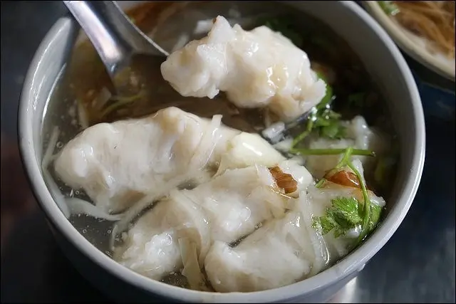 《捷運新蘆線/新莊站美食/小姑食記》五十年老店的阿海麵線清甜順口，花枝羮滿滿的花枝好過份！