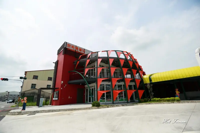 【台南關廟區】關廟轉運站：以關廟鳳梨、龍崎綠竹筍為意象！打造台南版幾米公園，融入生活帶動在地~