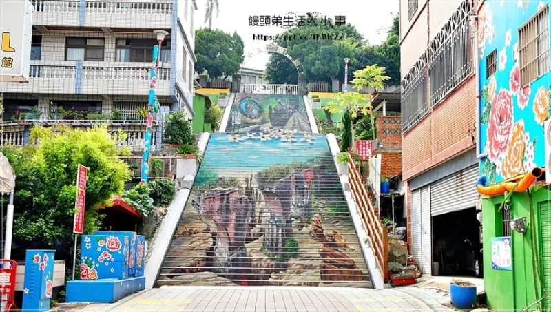 【苗栗景點】建中國小～百年老校階梯，經過藝術家的巧手，搖身一變變成3D彩繪階梯，可看到油桐花、石虎、勝興車站及蒸汽火車等代表三義的各種元素
