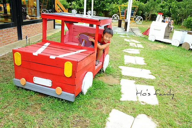 [桃園景點]室內遊戲室X戶外遊戲區•木頭彩色火車、溜滑梯、海盜船看兔子。看火車親子景觀餐廳～Passing 品勤料理航線