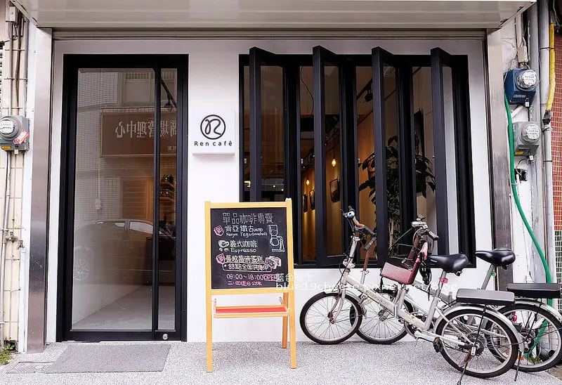 【台中南屯】REN CAFE-隱藏巷弄咖啡館.單品咖啡.自製甜點.附近不好停車.張文良診所對面巷子進去.入口處是和興軟木跟歐旺食品.南屯市場商圈美食