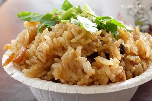 《桃園♥食記》帝王油飯。古早味飄香，藏身於市場內的手工傳統油飯，低調卻擁有大人氣！