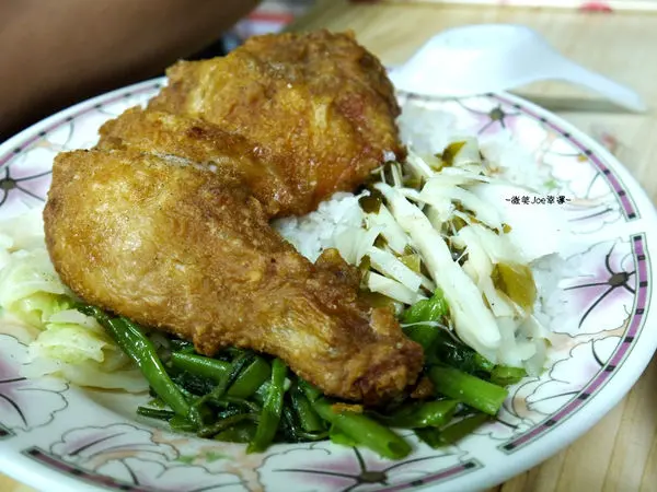 蔡便當，排骨跟雞腿都是我的菜!!!!