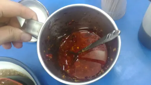 【食評】同記排骨酥麵專賣店~神秘辣椒醬和招牌排骨酥麵是天作之合