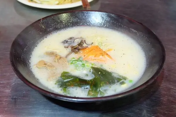 [台中食記]北屯區/次迴拉麵/甚麼!?經貿夜市有賣拉麵!口味偏台但湯頭挺濃郁的，不愛拉麵也有炒飯.麵可以選。內用茶飲免費續。