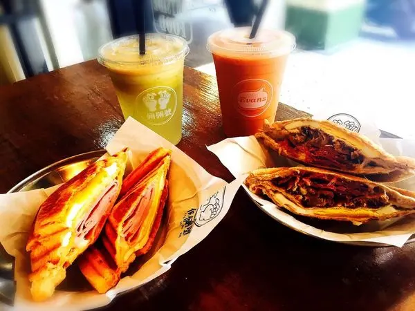 捷運公館站✿倆倆號 Liang Liang Hao✿唰嘴的平價小食~甜鹹熱壓吐司與多種飲品選擇 ! 不限時隨意吃飽飽 !