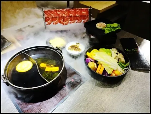 【大里】春秋战鍋 千葉集團の壽喜燒店～壽喜鍋、豚骨、麻辣、蔬食、湖鹽、起司牛奶六種湯底任選二吃到飽+煙雲奔騰風雲出場將軍霜降牛