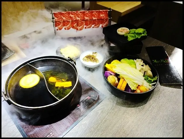【大里】春秋战鍋 千葉集團の壽喜燒店～壽喜鍋、豚骨、麻辣、蔬食、湖鹽、起司牛奶六種湯底任選二吃到飽+煙雲奔騰風雲出場將軍霜降牛