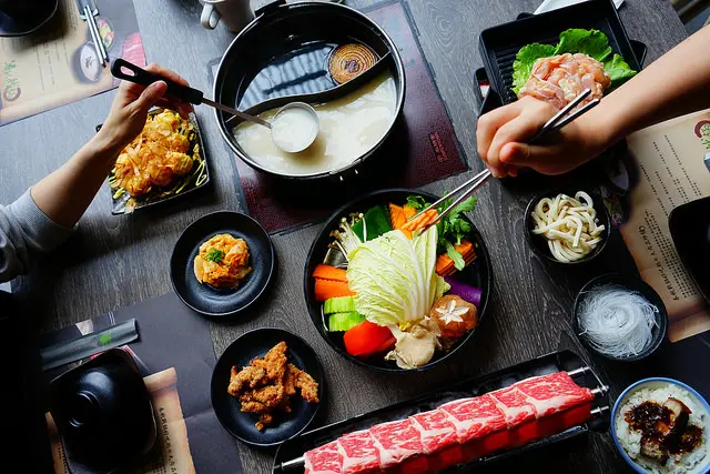 台中美食~春秋战鍋霸氣登場 台中食材最豐盛的壽喜燒吃到飽 將軍霜降牛、花雕雞柳條、豬油拌飯都是必點 午餐高CP值只要399