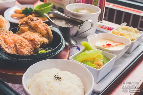 茶自點複合式餐飲斗六旗艦店【雲林美食】|雲林斗六用餐聚會首選場地；來這COSPLAY讓你一秒變格格，瞬間當皇帝。