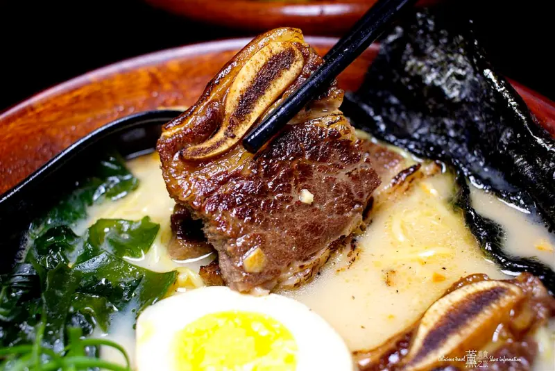 「台中美食」頑者炙燒拉麵-深夜拉麵吃宵夜的新選擇!香濃豚骨及金媽媽泡菜湯底及椒香四溢的麻辣湯底,配上炙燒的經典叉燒肉及牛小排羊小排!高貴不貴口味驚豔,好吃推薦!