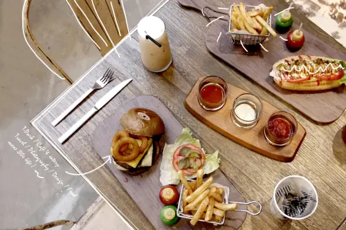 【男子的日常生活】T-Park Café&eatery，中山區美式餐廳，結合藝術音樂玩具公仔的美食空間。濕地/Be@rbrick/林森北路/漢堡