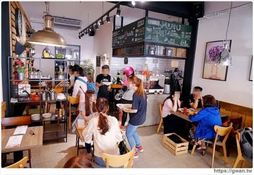 外觀低調生意超好，學生私藏口袋名單！低消只要100元，不限時不收服務費還有免費插座