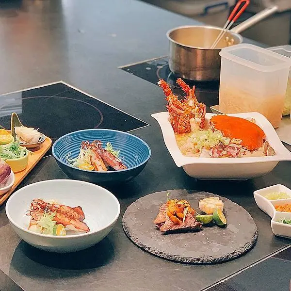 超浮誇海鮮粥，沙公、龍蝦都滿出碗外，特色預約制料理私廚 | 【台北市信義區-市政府站】All In One - A.I.O 餐廳