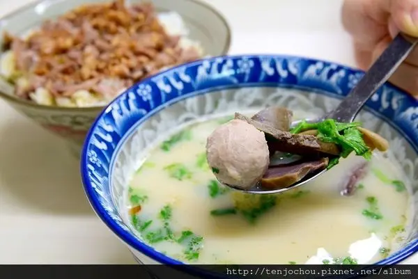 花花，甲飽沒【台北食記】老鴨湯 乳白色濃醇湯頭再配一碗鴨香飯！簡單美味的台灣美食！