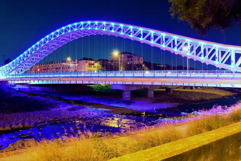 【台中市北屯區景點】台中海天橋~純白色的橋身│白天、黑夜的海天橋給人有不同的感受│享受不同的浪漫氛圍 - 旅遊夜市趴趴走