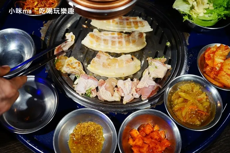笨豬跳韓式燒肉 京華城旗艦店 ▏韓國超夯汽油桶烤肉 韓式小菜隨你吃到飽。專人代烤 肉來張口輕鬆吃烤肉。捷運南京三民站
