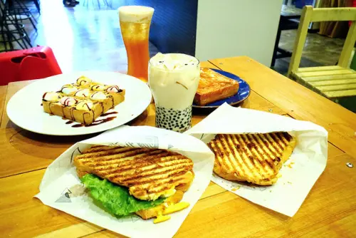 【宜蘭羅東早午餐】三角定律三明治帕里尼｜銅板美食抹茶紅豆珍珠奶茶